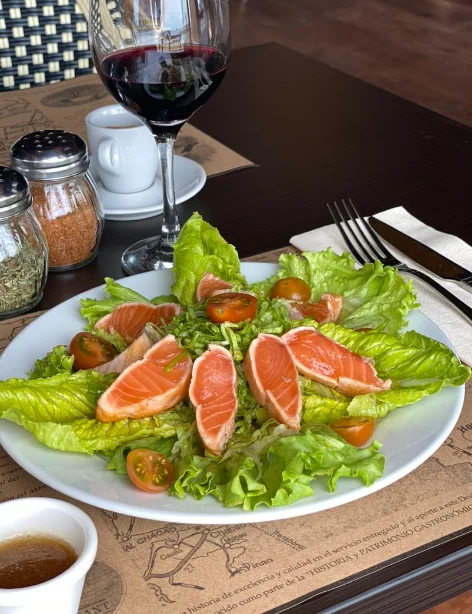 Ensalada Salmón Colono – especialidad de Puerto Colono, restaurante en Puerto Varas